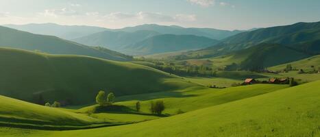 panorama van mooi platteland. geweldig lente landschap in bergen. met gras begroeid veld- en rollend heuvels. landelijk landschap foto