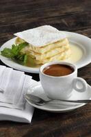 espresso koffie met zoet mille feuille Aan de tafel foto