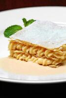 zoet mille feuille in vanille siroop foto