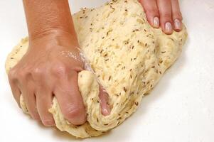 productie van gevuld ambachtelijk brood gemaakt Bij huis stap door stap foto
