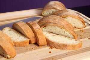 proeverij eigengemaakt brood met sauzen en augurken foto