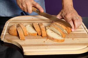 proeverij eigengemaakt brood met sauzen en augurken foto