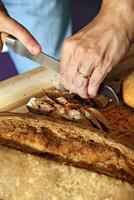 proeverij eigengemaakt brood met sauzen en augurken foto