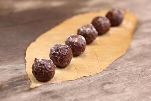 chocola truffels met 70 procent cacao en noten foto