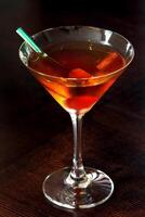 Manhattan, klassiek drinken met bourbon whisky, zoet vermout, angustura en kers foto