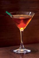 Manhattan, klassiek drinken met bourbon whisky, zoet vermout, angustura en kers foto