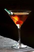 Manhattan, klassiek drinken met bourbon whisky, zoet vermout, angustura en kers foto