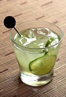 caipirinha de lima, braziliaans drinken met cachaca, citroen, suiker en ijs in de glas foto