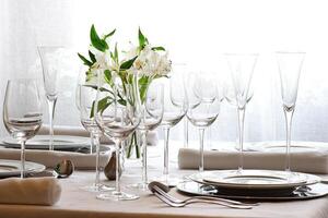 geavanceerde tafel arrangement met mooi wit bloemen foto