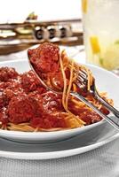 spaghetti in tomaat saus met gehaktballen foto