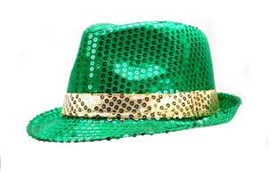 helder groen partij en carnaval hoed Aan wit achtergrond foto