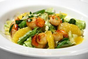 groen blad salade met sint-jakobsschelpen en mandarijn foto