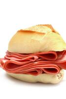 Italiaans mortadella belegd broodje Aan Frans brood foto