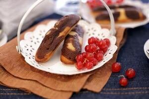 chocola madeleine met fruit voor ontbijt foto