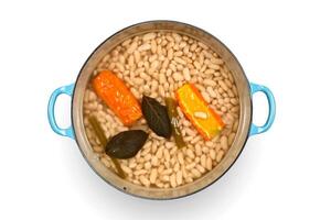 Toscaans ribollita soep stap door stap met wit bonen, selderij, snijbiet, uien en olijf- olie foto