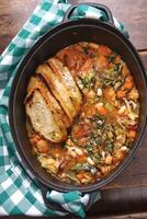 Toscaans ribollita soep stap door stap met wit bonen, selderij, snijbiet, uien en olijf- olie foto