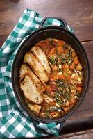 Toscaans ribollita soep stap door stap met wit bonen, selderij, snijbiet, uien en olijf- olie foto