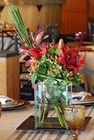 tafel regelingen en decoratie met bloemen en fruit foto