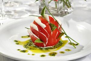 caprese tomaat met buffel Mozzarella en getruffeld olijf- olie foto