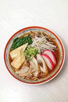 ramen, een type van Japans soep met bieslook, vis, knoflook, olijf- olie, kool en aceem bouillon foto