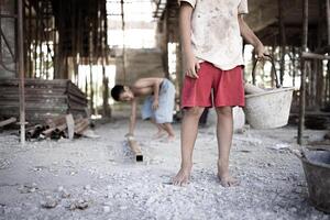 arme kinderen op de bouwplaats moesten werken. concept tegen kinderarbeid. de onderdrukking of intimidatie van dwangarbeid onder kinderen. mensenhandel. foto