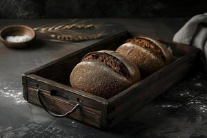 twee broden van brood zitten in een houten dienblad Aan een teller foto