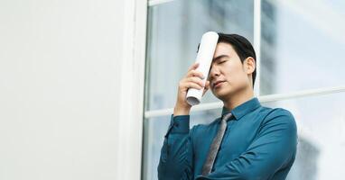 beeld van Aziatisch mannetje zakenman werken in de kantoor foto