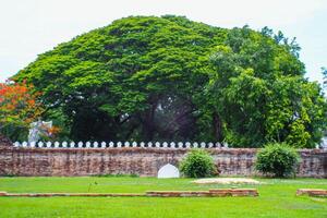 landschap historisch park. de oude tempel dat presenteert mensen is gelegen in thailand historisch stad. wereld erfenis. foto