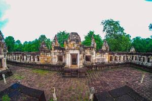 landschap historisch park. de oude tempel dat presenteert mensen is gelegen in thailand historisch stad. wereld erfenis. foto