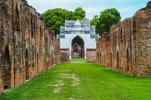 landschap historisch park. de oude tempel dat presenteert mensen is gelegen in thailand historisch stad. wereld erfenis. foto