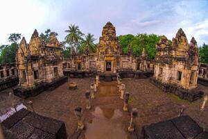 landschap historisch park. de oude tempel dat presenteert mensen is gelegen in thailand historisch stad. wereld erfenis. foto