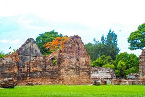 landschap historisch park. de oude tempel dat presenteert mensen is gelegen in thailand historisch stad. wereld erfenis. foto