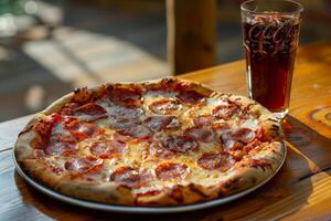 smakelijk salami pizza met een zacht drinken Aan een restaurant tafel foto