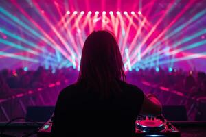 vrouw dj Aan een groot enthousiast spelen voor een groot menigte van partij mensen, ravers dansen, groot laser tonen foto