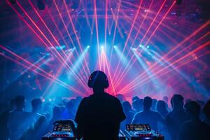 mannetje dj Aan een groot enthousiast spelen voor een groot menigte van partij mensen, ravers dansen, groot laser tonen foto