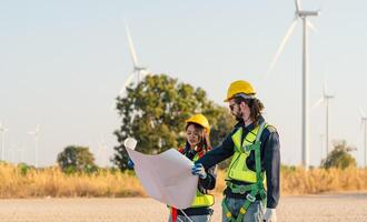 ingenieurs zijn werken met wind turbines, groen ecologisch macht energie generatie, en duurzame windmolen veld- boerderijen. alternatief hernieuwbaar energie voor schoon energie concept. foto