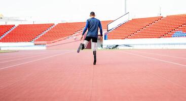 Aziatisch para-atleet loper prothetisch been Aan de bijhouden alleen buiten Aan een stadion bijhouden paralympisch rennen concept. foto