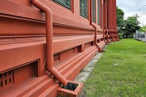 rood afvoer pijp Bij de rood wijnoogst gebouw. foto