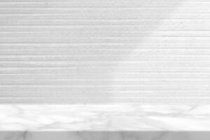 marmeren tafel met wit steen muur structuur achtergrond met licht straal van de venster foto