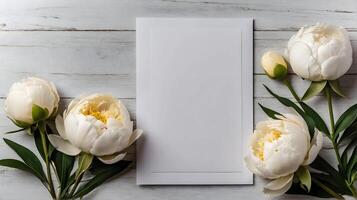 bruiloft uitnodiging mockup met wit pioenrozen, blanco vel van papier met kopiëren ruimte foto