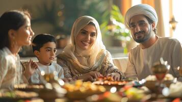 de moslim Arabisch familie verzameld voor een feestelijk diner. tafel gevulde met traditioneel voedsel eid al adha foto