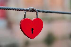 rood metaal liefde slot hangende Bij een brug in colmar, Frankrijk foto