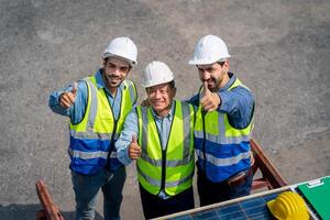 portret van ingenieur of voorman team richten omhoog de toekomst met lading houder achtergrond Bij zonsondergang. logistiek globaal importeren of exporteren Verzending industrieel concept. foto