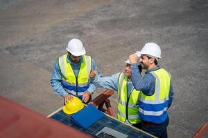 portret van ingenieur of voorman team richten omhoog de toekomst met lading houder achtergrond Bij zonsondergang. logistiek globaal importeren of exporteren Verzending industrieel concept. foto