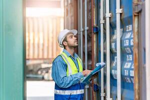 ingenieur draagt ppe controle houder opslagruimte met lading houder achtergrond Bij zonsondergang. logistiek globaal importeren of exporteren Verzending industrieel concept. foto