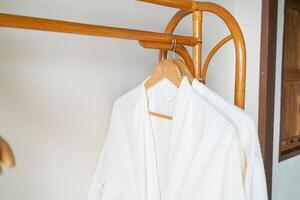 wit badjas hangende in badkamer foto