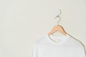 t-shirt hangend met houten hanger foto