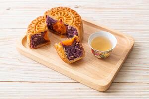 chinese moon cake paarse zoete aardappel smaak foto