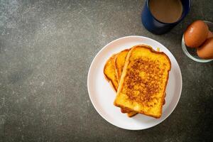 Franse toast op witte plaat foto