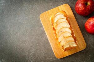 Appelbrood verkruimeld op een houten bord foto